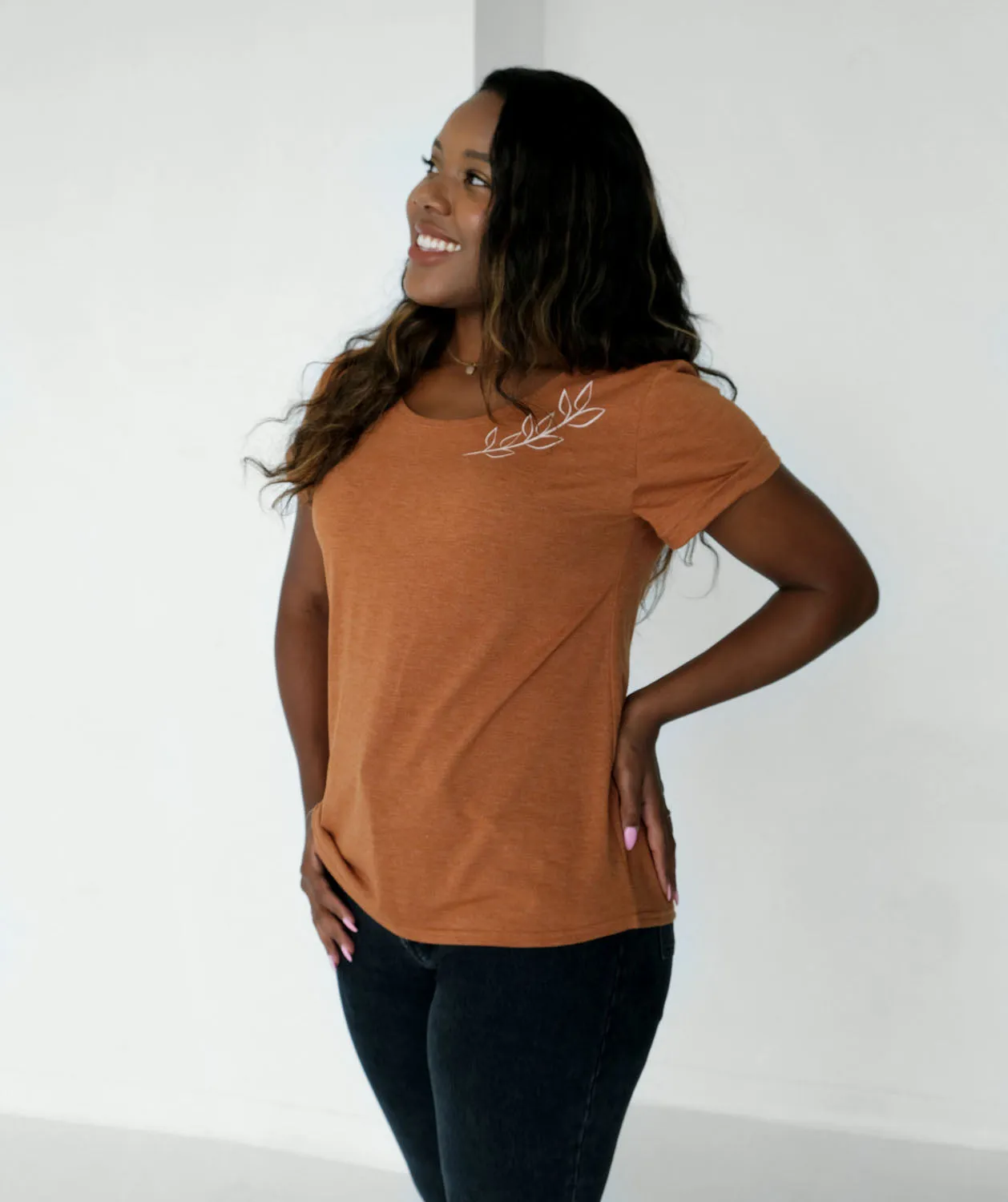 FLOURISH tee in Amber